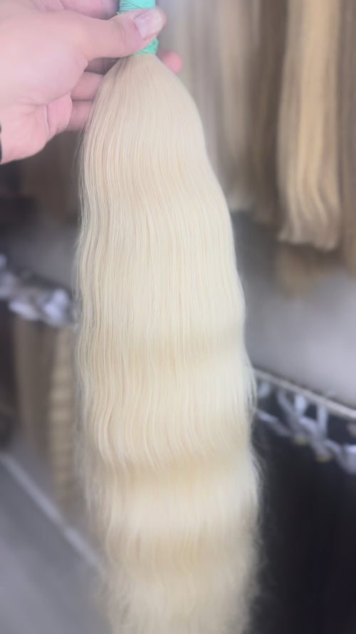 Raw Hair Extensions - Processed (wavy - Color 613 -61 cm -133 gr - 585/225)